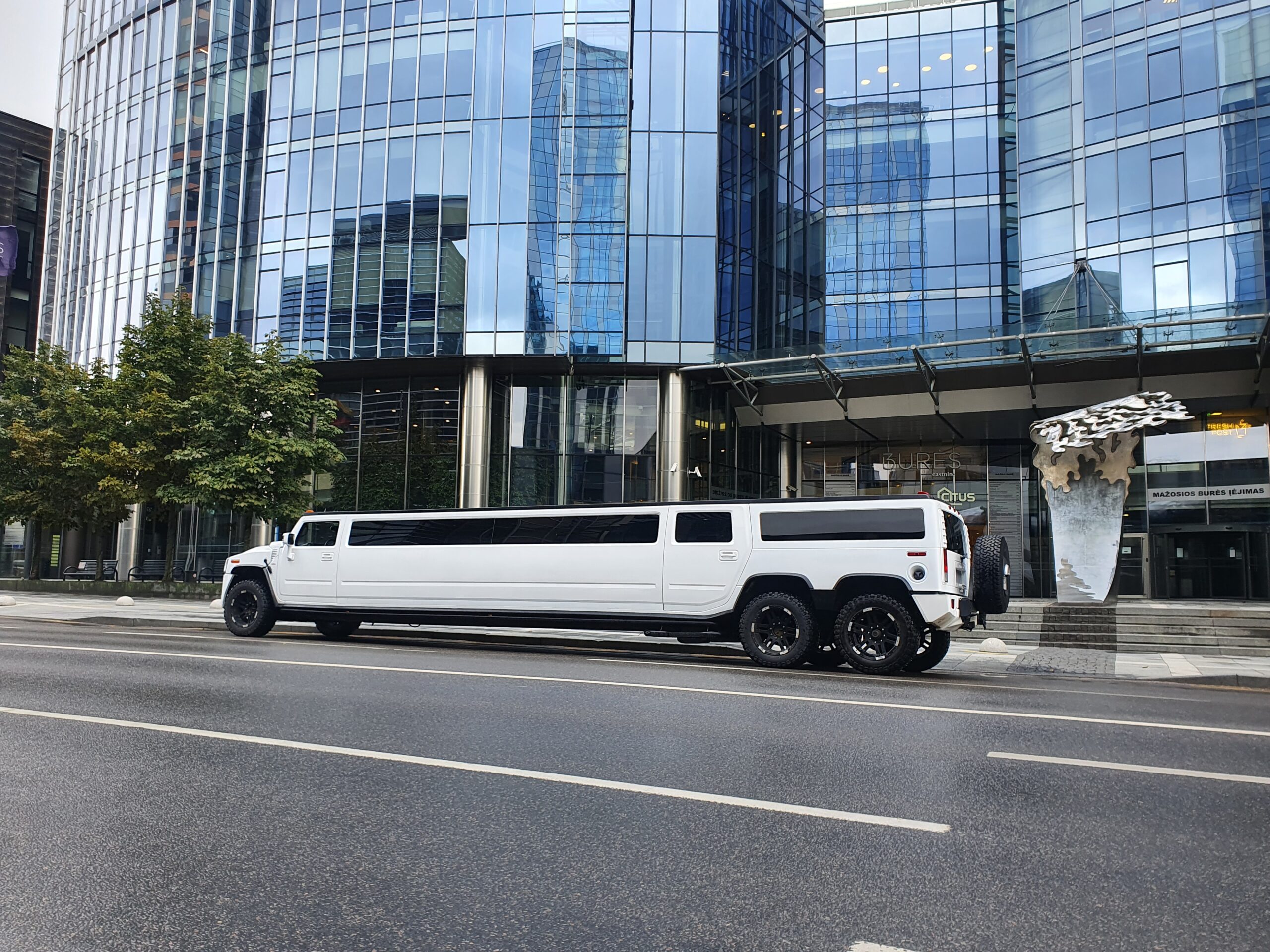 Hummer H2 3 ašių 20 vietų limuzinas